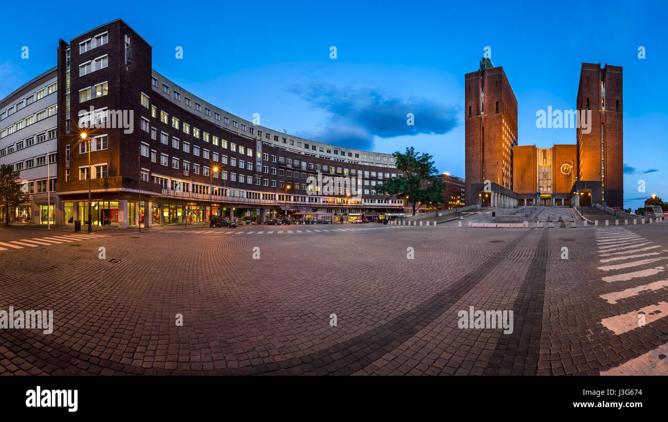 OSLO, Norvège - 11 juin 2014 : Panorama de l'Hôtel de Ville d'Oslo. La construction a commencé en 1931, mais a été interrompu par le déclenchement de la Seconde Guerre mondiale, avant la Banque D'Images