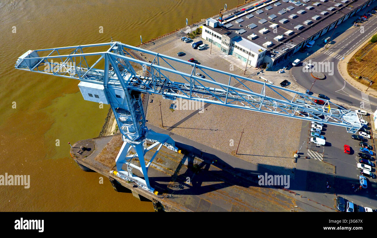Vue aérienne d'une grue sur le port de l'Île-ville de Nantes, Loire Atlantique, France Banque D'Images
