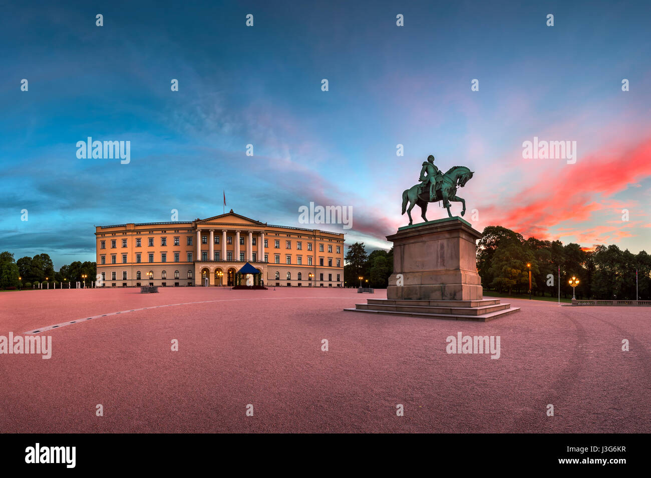 Panorama de la Palais Royal et Statue du Roi Karl Johan au lever du soleil, Oslo, Norvège Banque D'Images