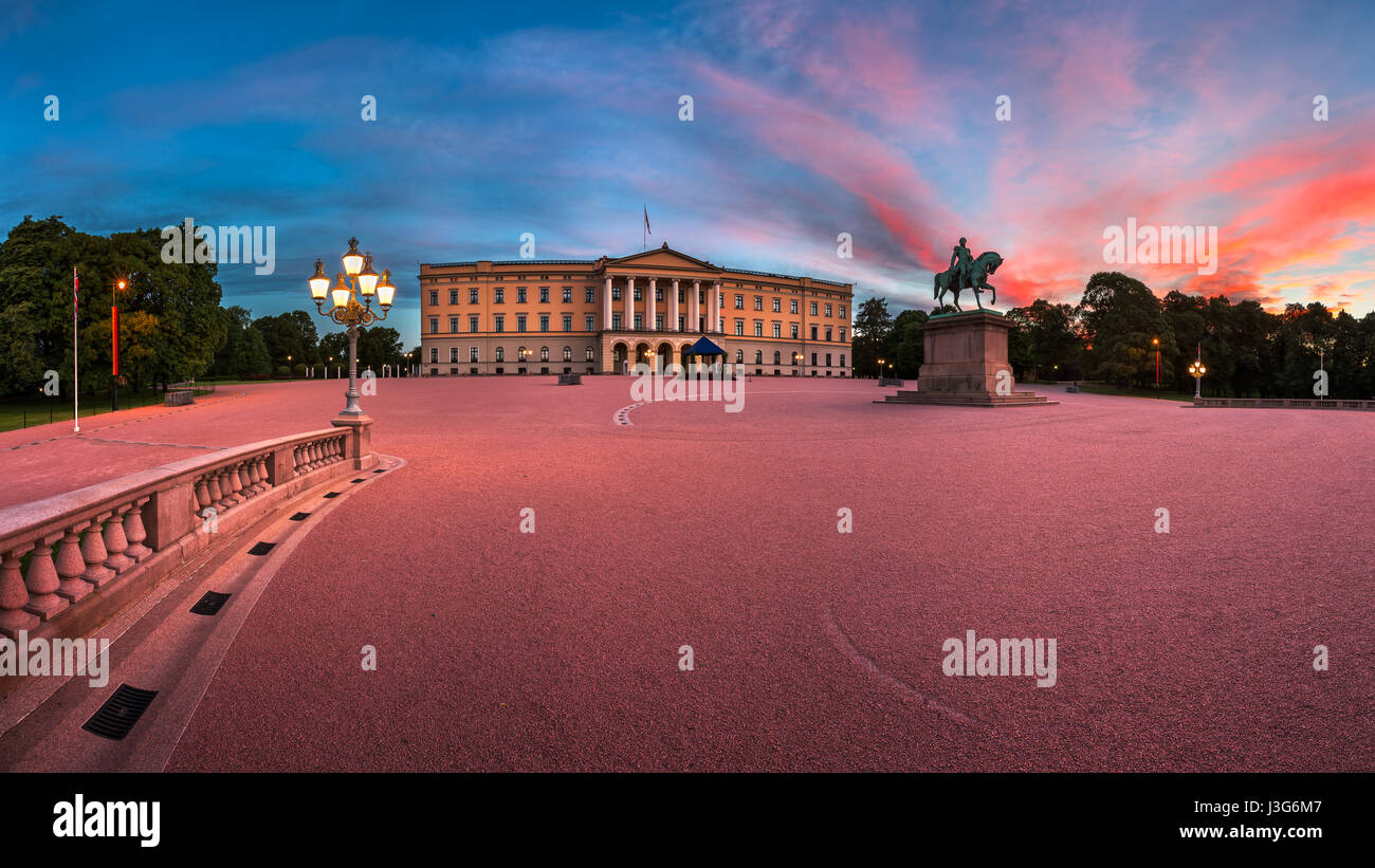 Panorama de la Palais Royal et Statue du Roi Karl Johan au lever du soleil, Oslo, Norvège Banque D'Images