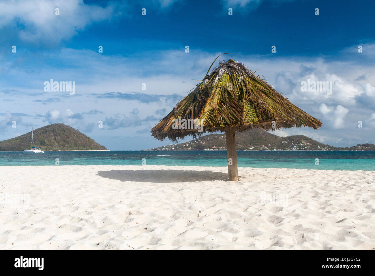 Voir l'île des Caraïbes d'Mopian : parasol et d'îles solitaires : Saint  Vincent et les Grenadines Photo Stock - Alamy