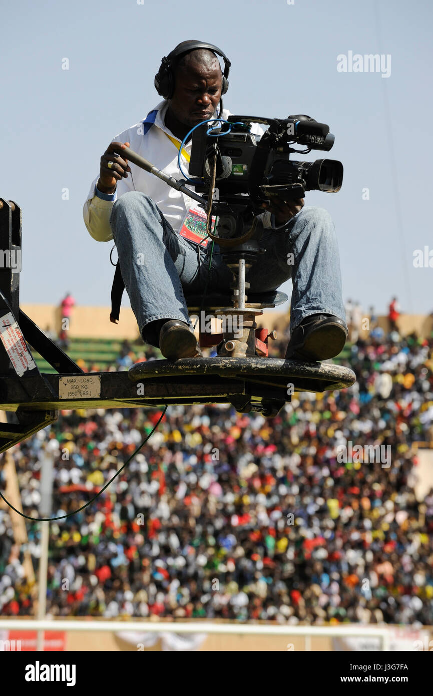 Le BURKINA FASO, la couverture médiatique de la réception de l'équipe nationale de football du Burkina Faso comme 2ème placé gagnant de la coupe d'Afrique 2013 dans le stade de Ouagadougou / BURKINA FASO Ouagadougou, Berichterstattung über der Accueil burkinischen zweitplazierten Fussball Nationalmannschaft als des Afrika Cup 2013 Stade im Banque D'Images