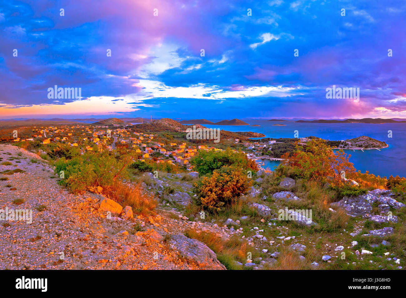 Panorama incroyable coucher du soleil coloré de Pakostane, Croatie, Kvarner archipel Banque D'Images