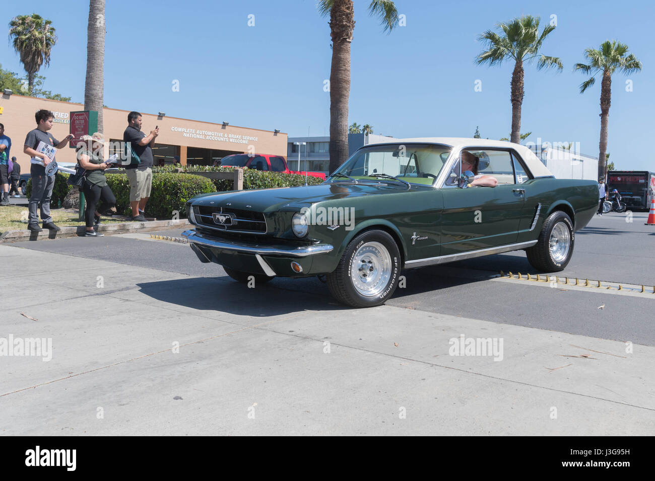 Buena Park, États-Unis - 30 Avril 2017 : Ford Mustang vert vinyle 1re génération de l'afficheur pendant la fabuleuse Ford pour toujours Banque D'Images