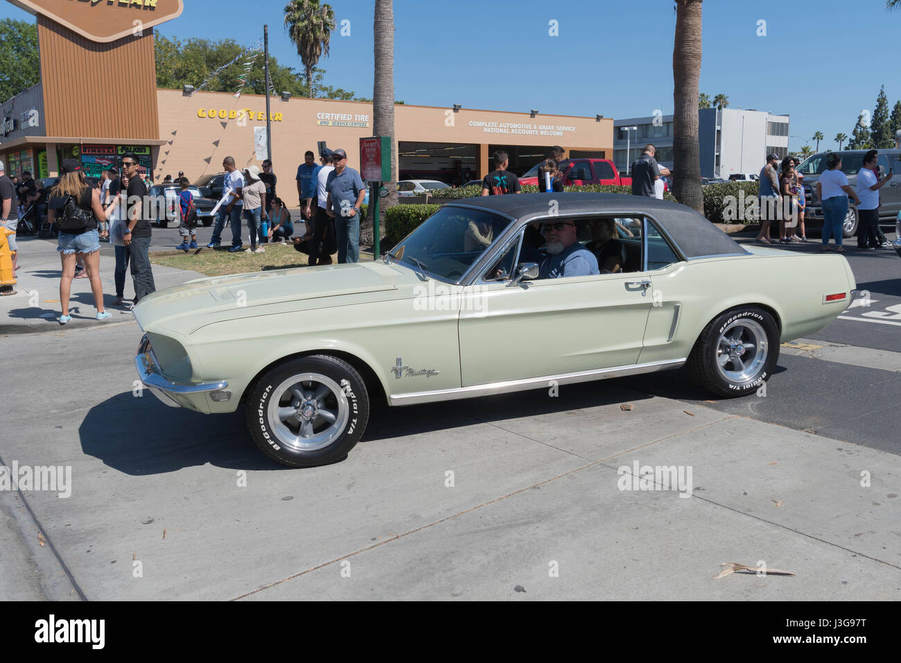 Buena Park, États-Unis - 30 Avril 2017 : Ford Mustang vert vinyle 1re génération de l'afficheur pendant la fabuleuse Ford pour toujours Banque D'Images