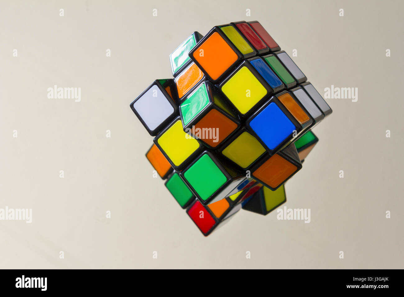 Rubiks cube reflection Banque de photographies et d'images à haute  résolution - Alamy