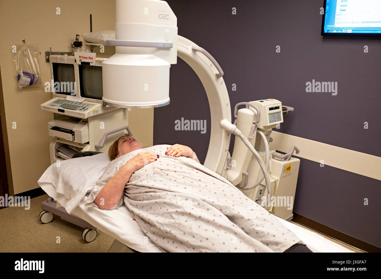 Femme avec de l'imagerie diagnostique de l'arceau d'un système de rayons X dans l'hôpital. Minneapolis Minnesota MN USA Banque D'Images