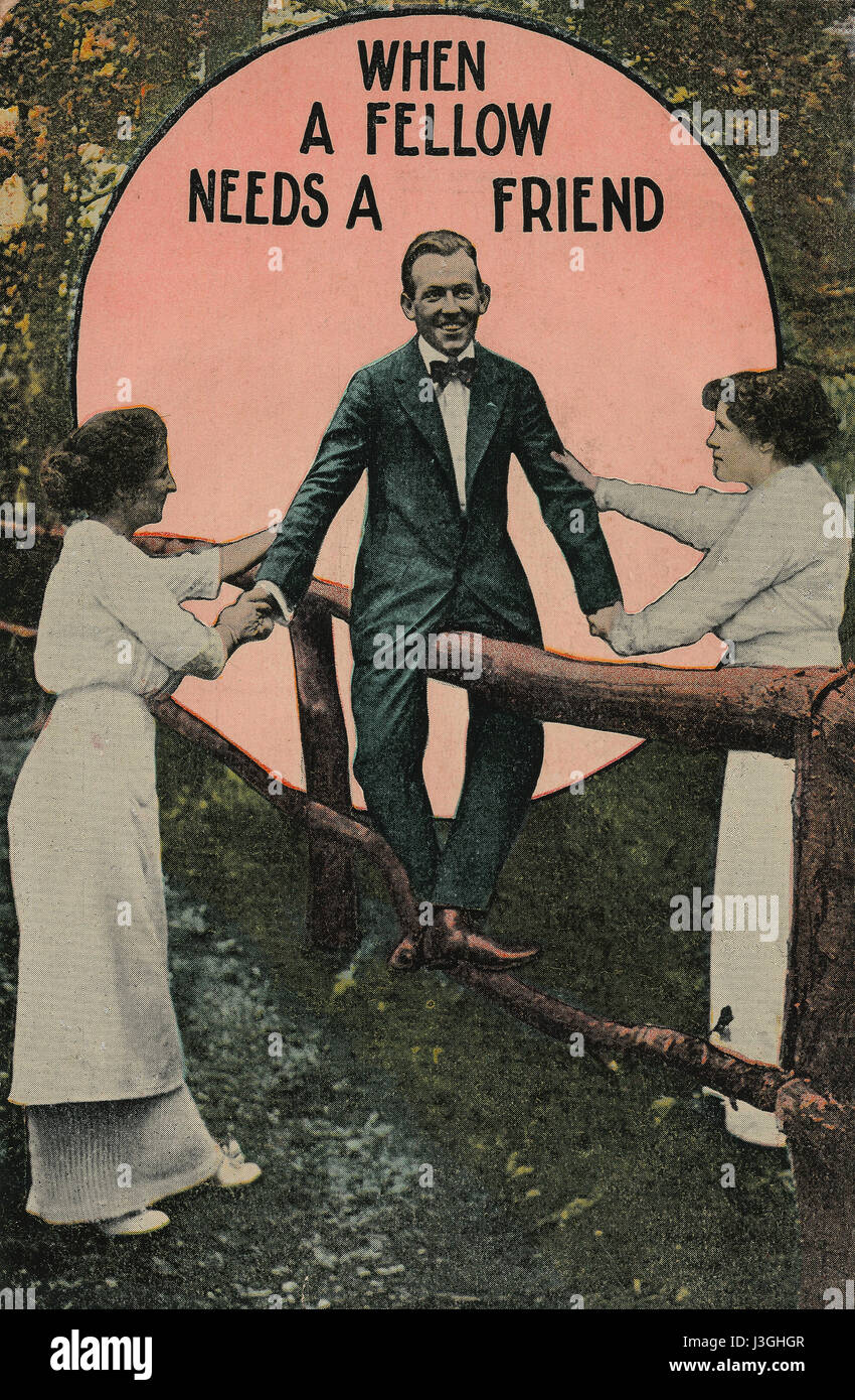 Carte postale vintage de 2 Femmes donnant un coup de main à un homme "quand un collègue a besoin d'un ami' vers 1906. Banque D'Images