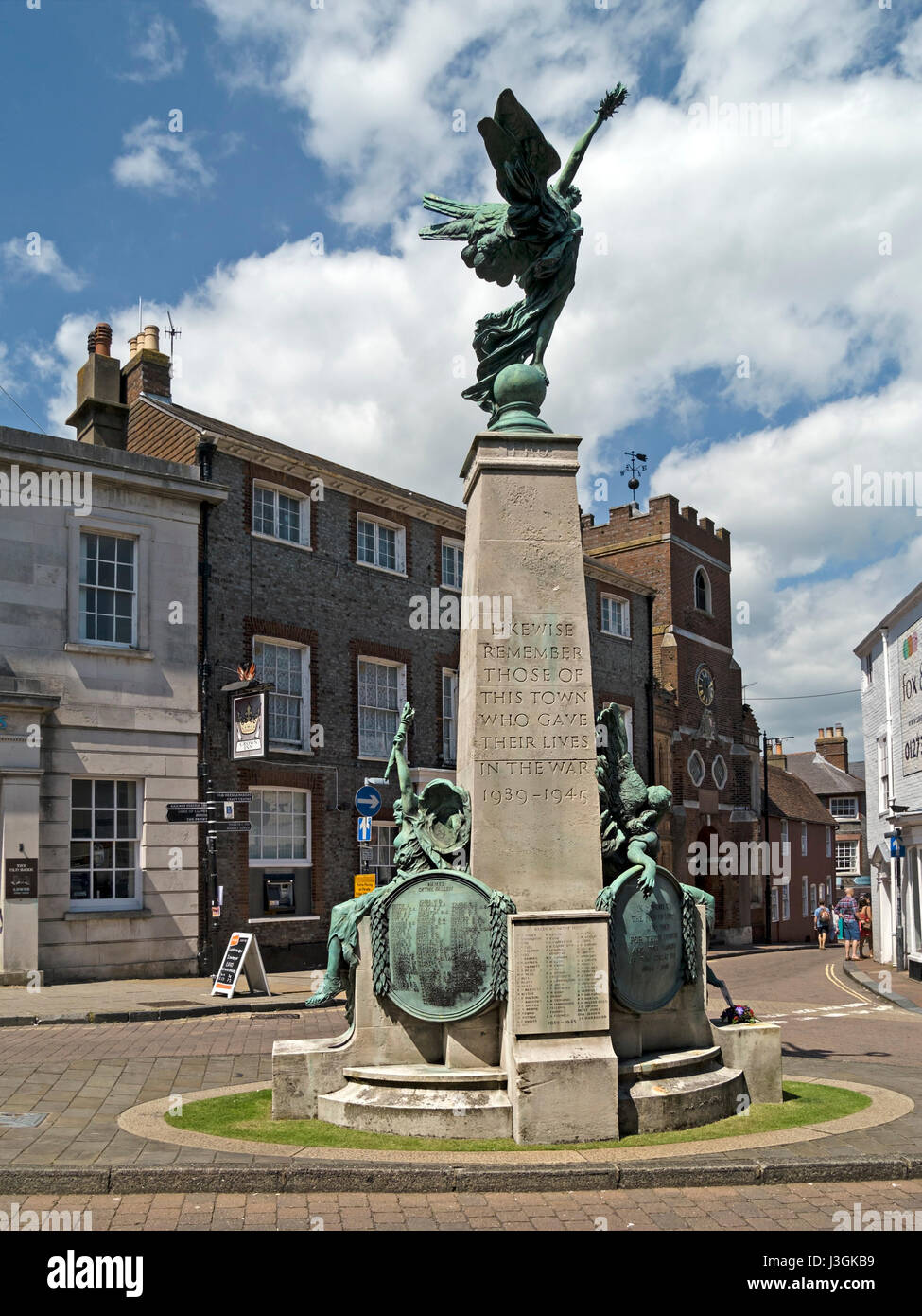 Monument commémoratif de guerre mondiale Lewes par Vernon Mars, avec statues de la liberté, la paix et la victoire, Lewes, High Street, East Sussex, England, UK Banque D'Images