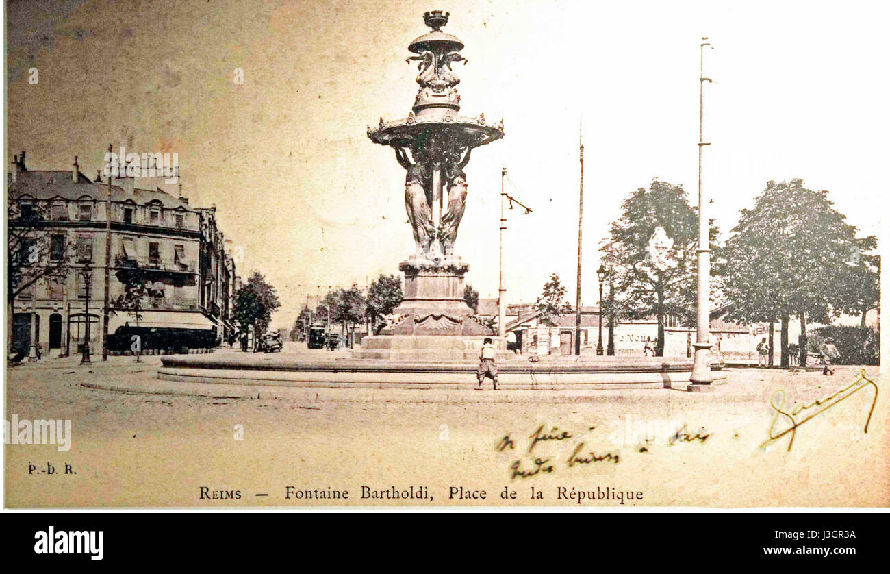 La Fontaine Bartholdi à Reims est une fontaine en fonte conçue par le sculpteur FrédéRIC Auguste Bartholdi, inaugurée en 1885 sur la place de la République. C'était une réplique de la fontaine créée pour l'exposition de Philadelphie de 1876. La fontaine originale réside maintenant près du Capitole des États-Unis à Washington, D.C. la fontaine de Reims a été détruite pendant la première Guerre mondiale Banque D'Images La Fontaine Bartholdi à Reims est une fontaine en fonte conçue par le sculpteur FrédéRIC Auguste Bartholdi, inaugurée en 1885 sur la place de la République. C'était une réplique de la fontaine créée pour l'exposition de Philadelphie de 1876. La fontaine originale réside maintenant près du Capitole des États-Unis à Washington, D.C. la fontaine de Reims a été détruite pendant la première Guerre mondiale Banque D'Images