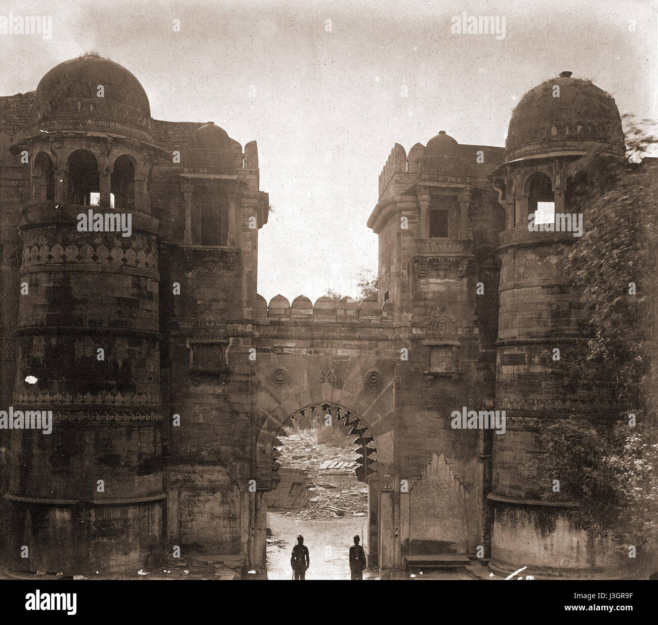 La passerelle dans le Fort de Gwalior, en Inde, est un monument architectural datant du XVe siècle. Il témoigne de la grandeur du fort, qui était autrefois un bastion militaire stratégique. Banque D'Images