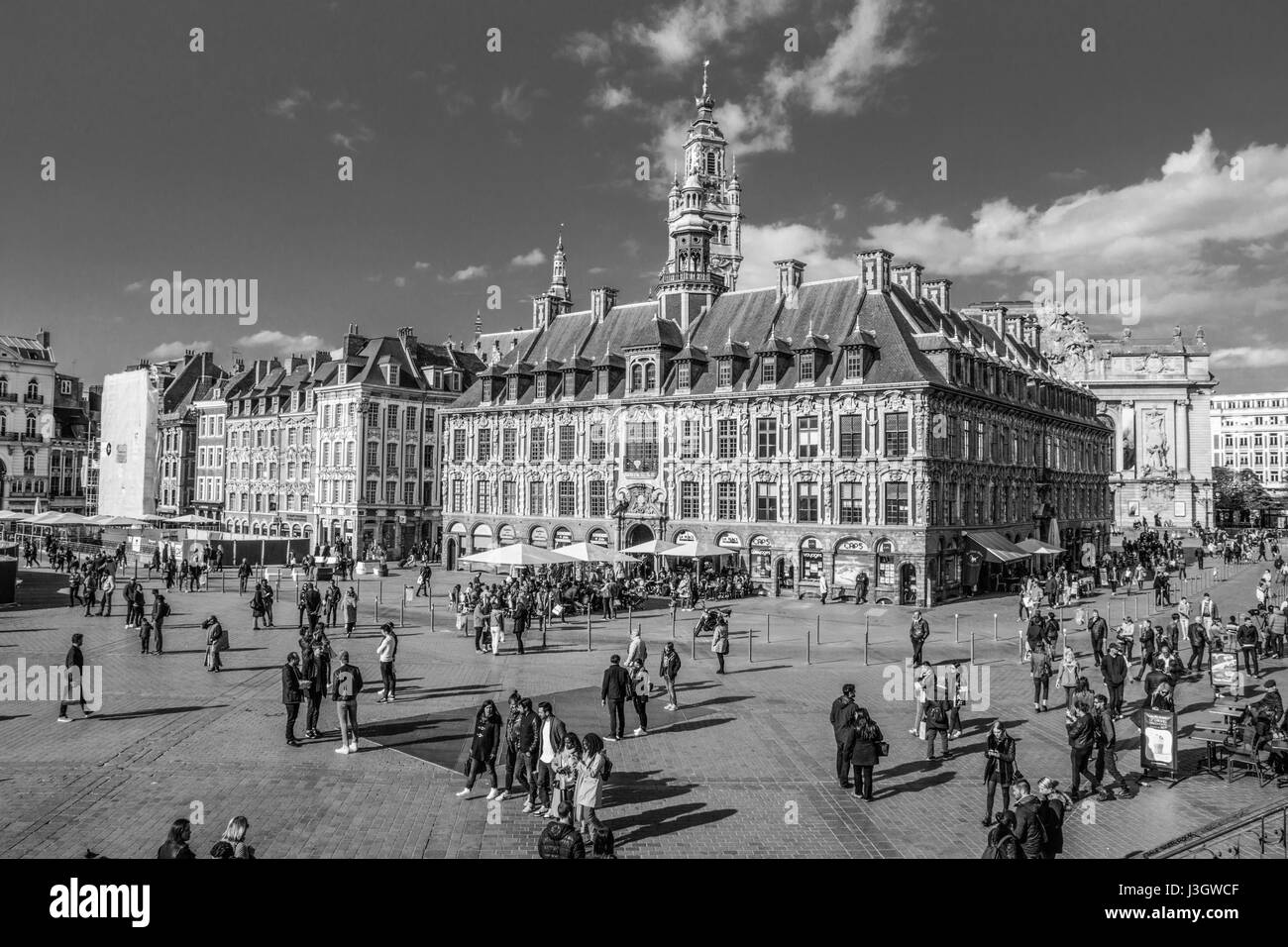 Vue sur la Place du Général de Gaulle avec les touristes non identifiés et les La Vieille Bourse sous un ciel nuageux. Lille, France. Image en noir et blanc. Banque D'Images