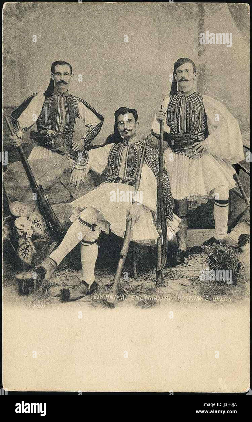 La Fustanella est un costume grec traditionnel caractérisé par sa jupe plissée, généralement portée par les hommes. Ce costume est une partie importante de l'identité et de l'histoire nationales grecques, en particulier dans les régions où les traditions culturelles sont fortes. Banque D'Images