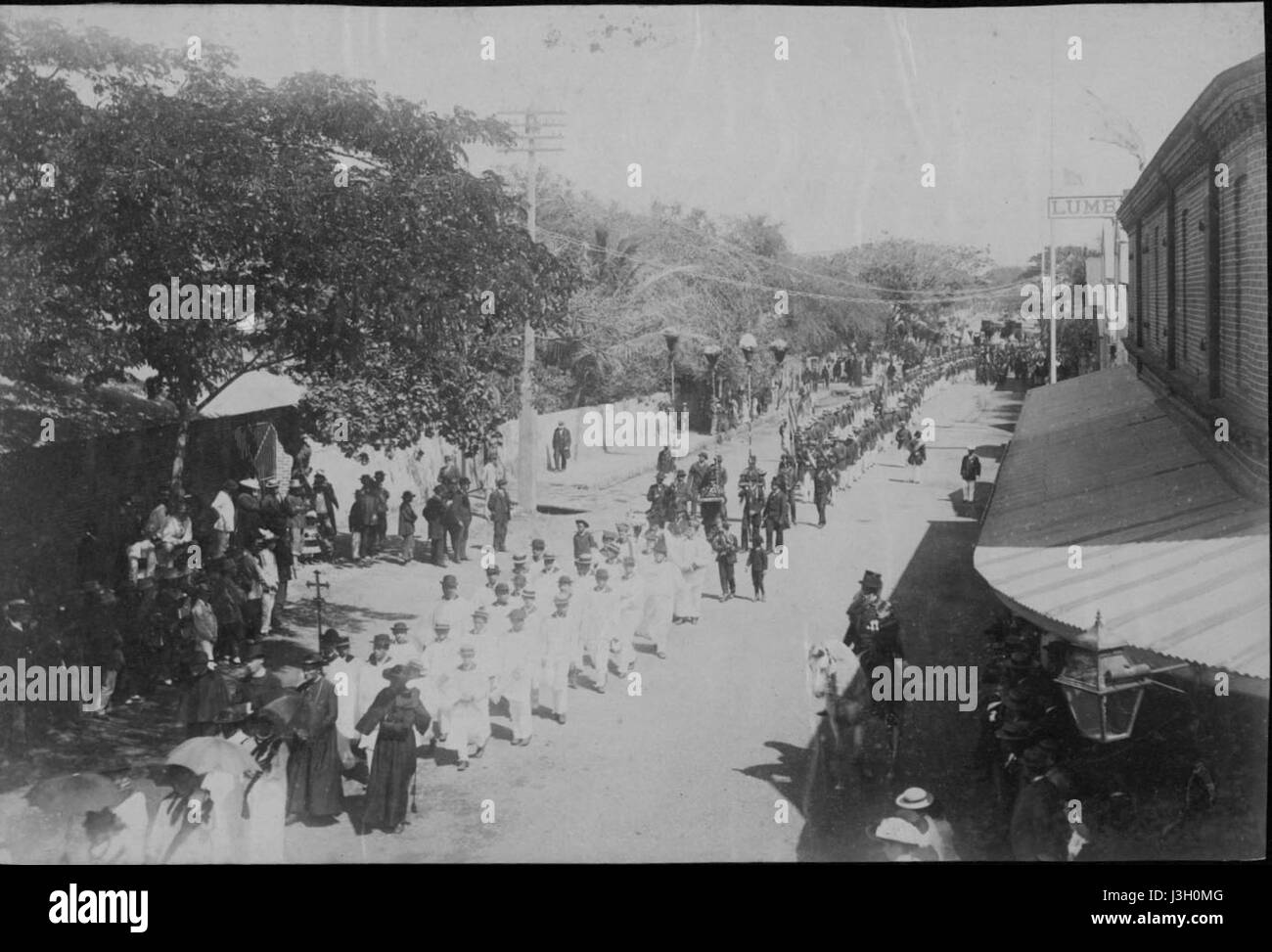 Une photographie historique capturant le cortège funèbre de la reine Emma d'Hawaï, mettant en valeur les traditions cérémonielles et culturelles de la monarchie hawaïenne lors de son décès. Banque D'Images