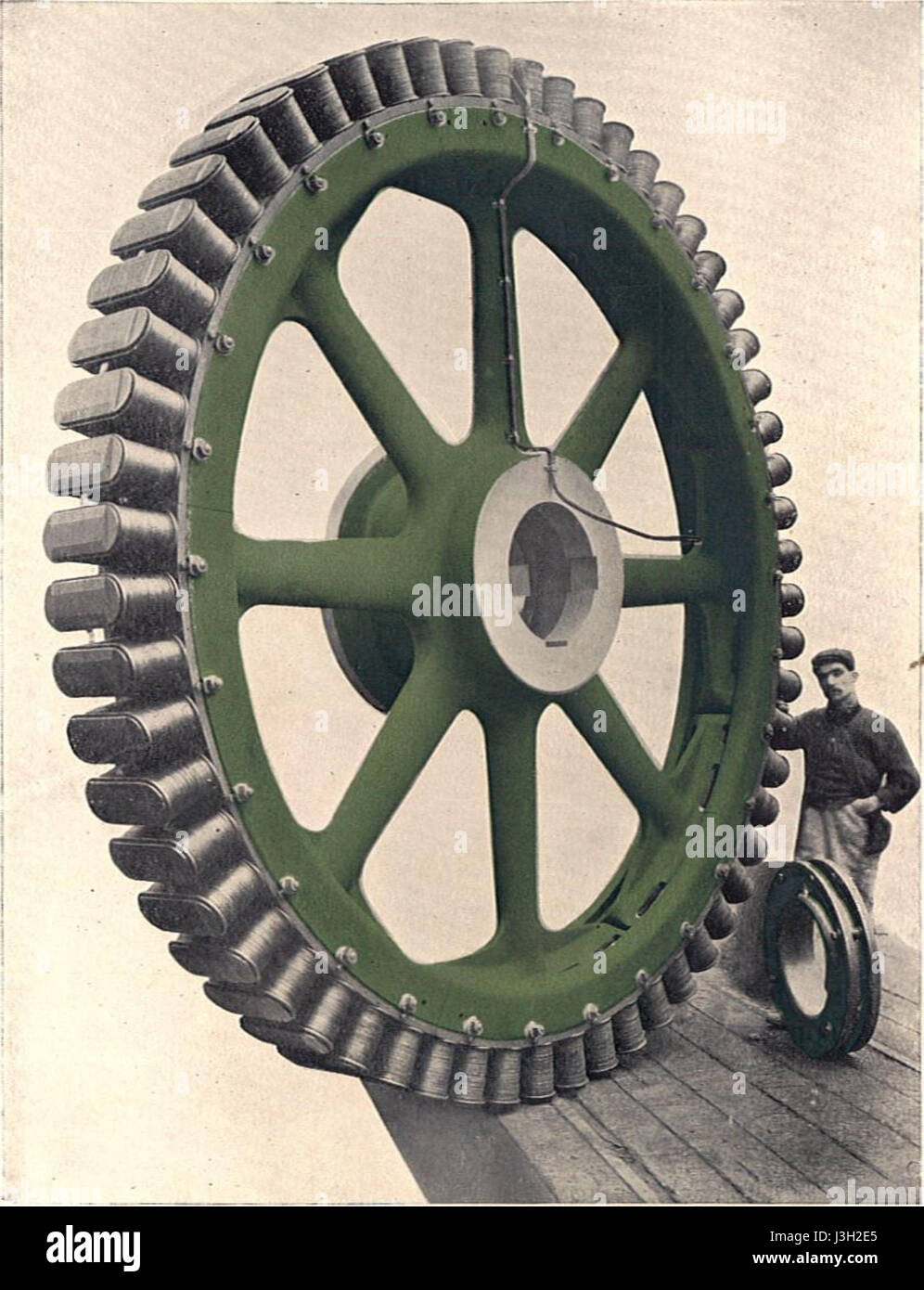 Cette image représente un aimant de champ d'alternateur de volant, comme illustré dans le livre 1909 de Rankin Kennedyâ€™s sur les installations électriques. Il fait partie des premiers développements dans le génie électrique et la production d'électricité. Banque D'Images