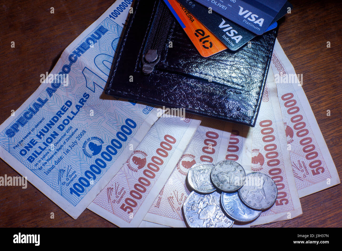 Porte-monnaie avec les notes du Zimbabwe, milliards de dollars Banque D'Images