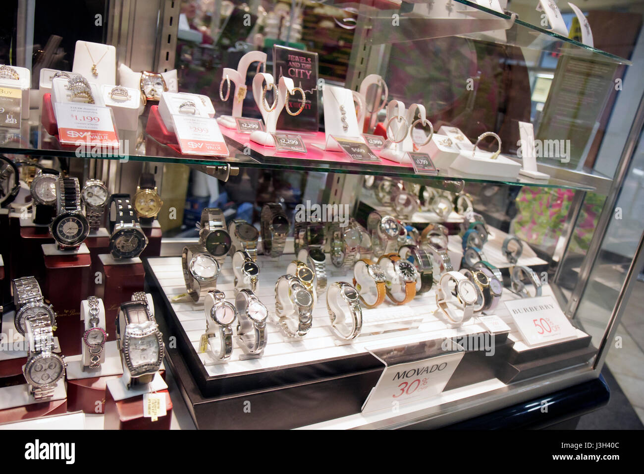 Miami Florida,Dolphin Mall,Burlington Coat Factory,bijoux,vente,rabais,montres,femme,femme,femme,homme,Movado,produits,exposition Banque D'Images