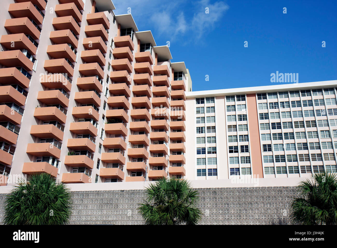 Miami Beach Florida,Collins Avenue,hauteur gratte-ciel gratte-ciel bâtiment bâtiments multi habitation familiale, balcons, condominium résidentiel appartement Banque D'Images