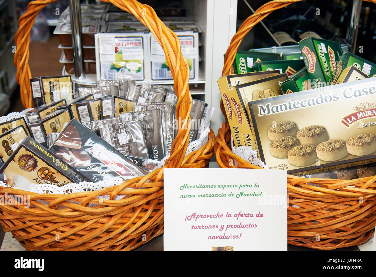 Miami Florida,Delicias de Espana,restaurant espagnol,produits importés,sucreries,dessert,tourrones,Espagne,panier,nourriture,afficher vente shopping shoppers Banque D'Images