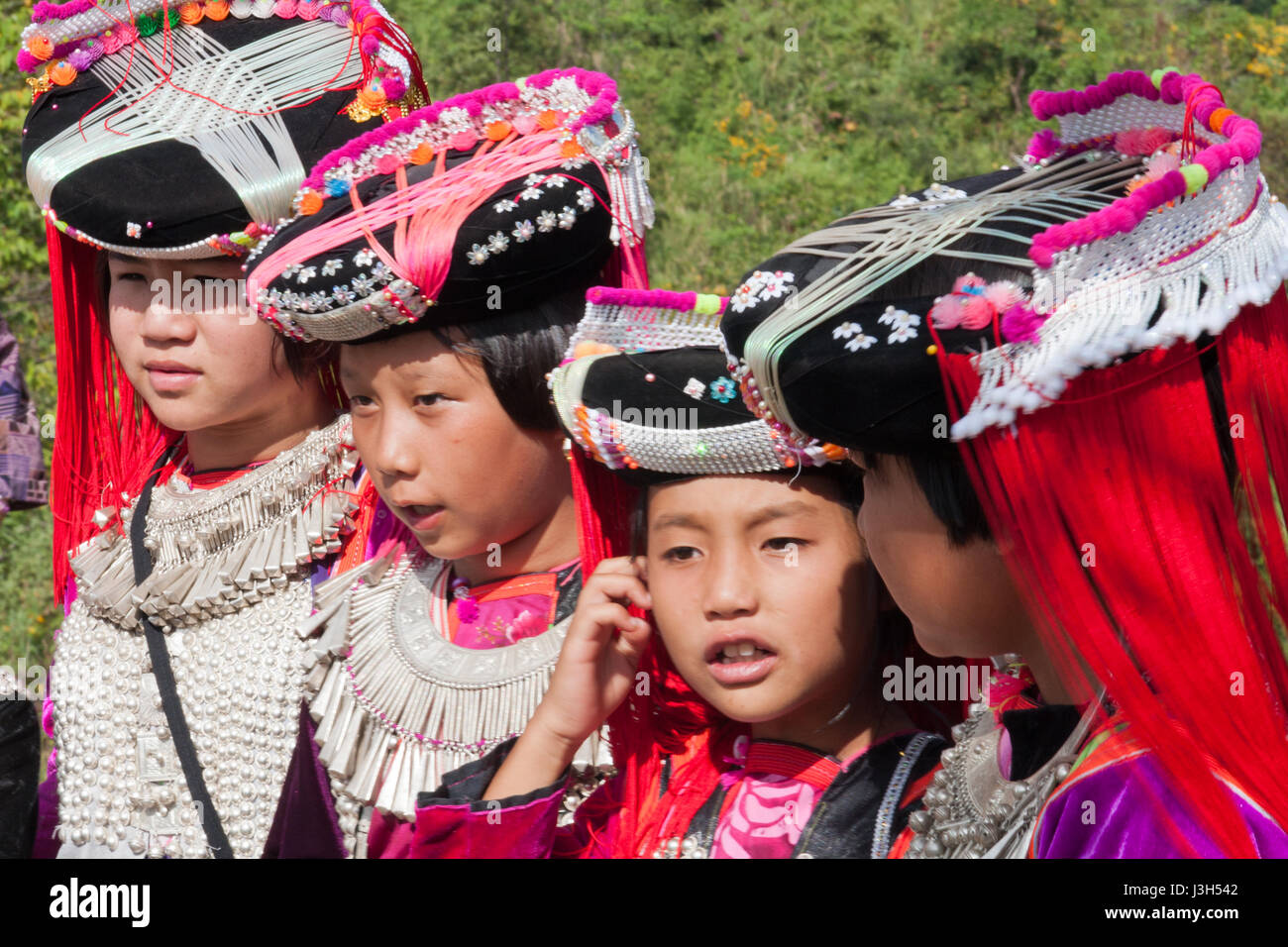 Hilltribe Lisu les filles en costume traditionnel dans la région de Mae Hong Son, Thaïlande Banque D'Images
