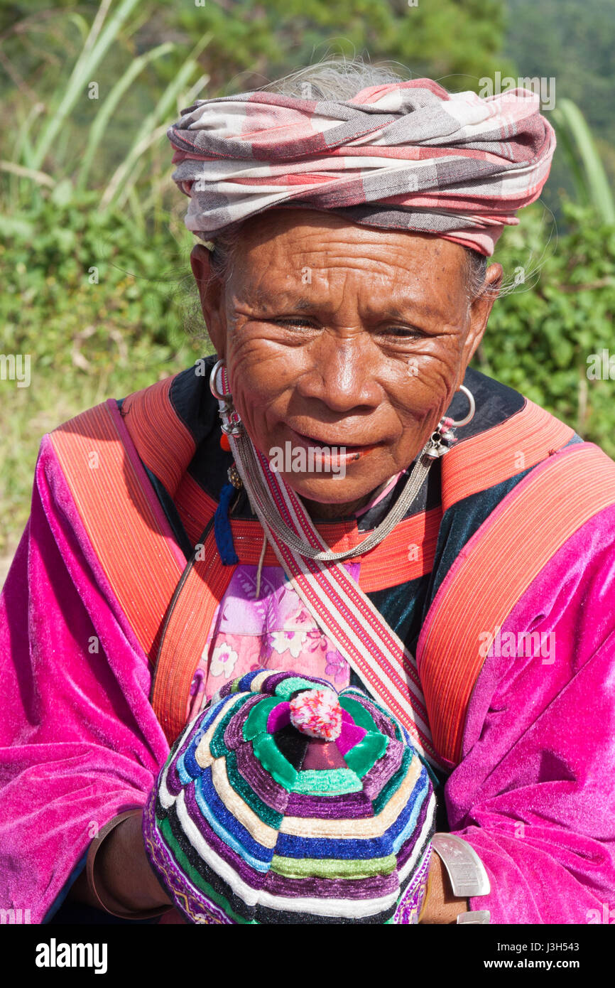 Femme en costume traditionnel Lisu hilltribe vente chapeaux à Mae Hong Son, Thaïlande Banque D'Images