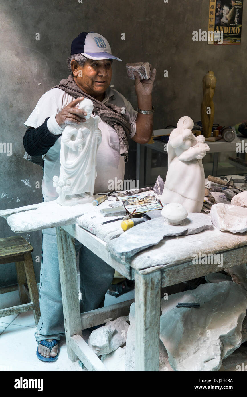Julio galvez, artisan de la pierre de huamanga ayacucho, ville, le Pérou. Banque D'Images