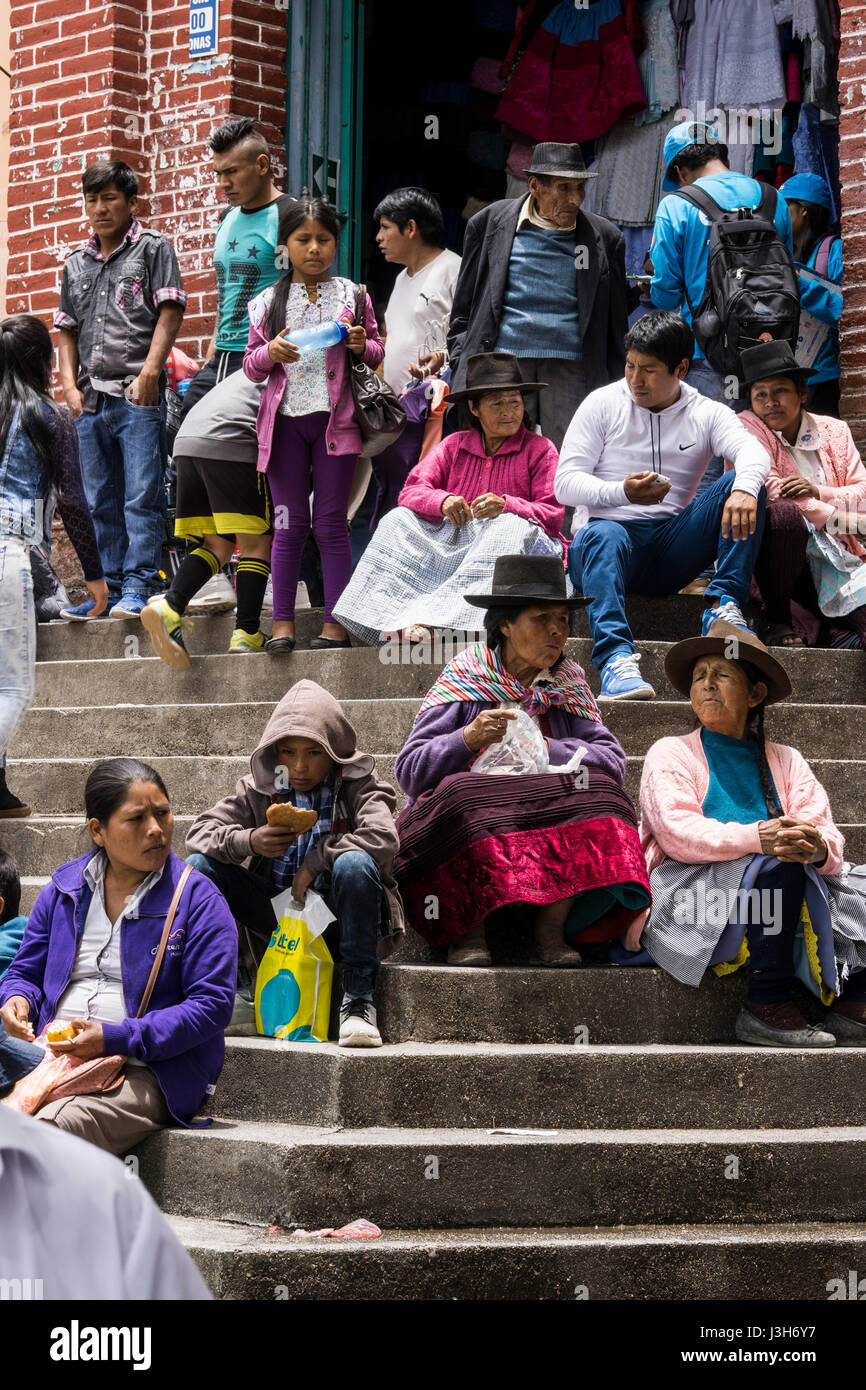 Les gens dans la ville péruvienne d'Ayacucho, au Pérou Photo Stock - Alamy
