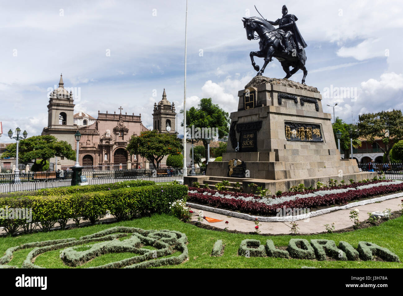 Plaza de Armas de la ville d'Ayacucho et le Monument au général San Martín, au Pérou. Banque D'Images