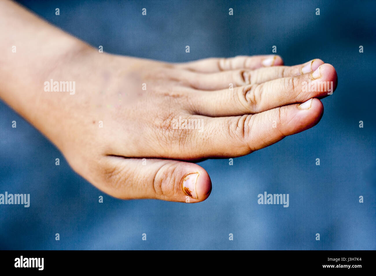 Un petit 5-7 ans kid montrant ses ongles. Banque D'Images