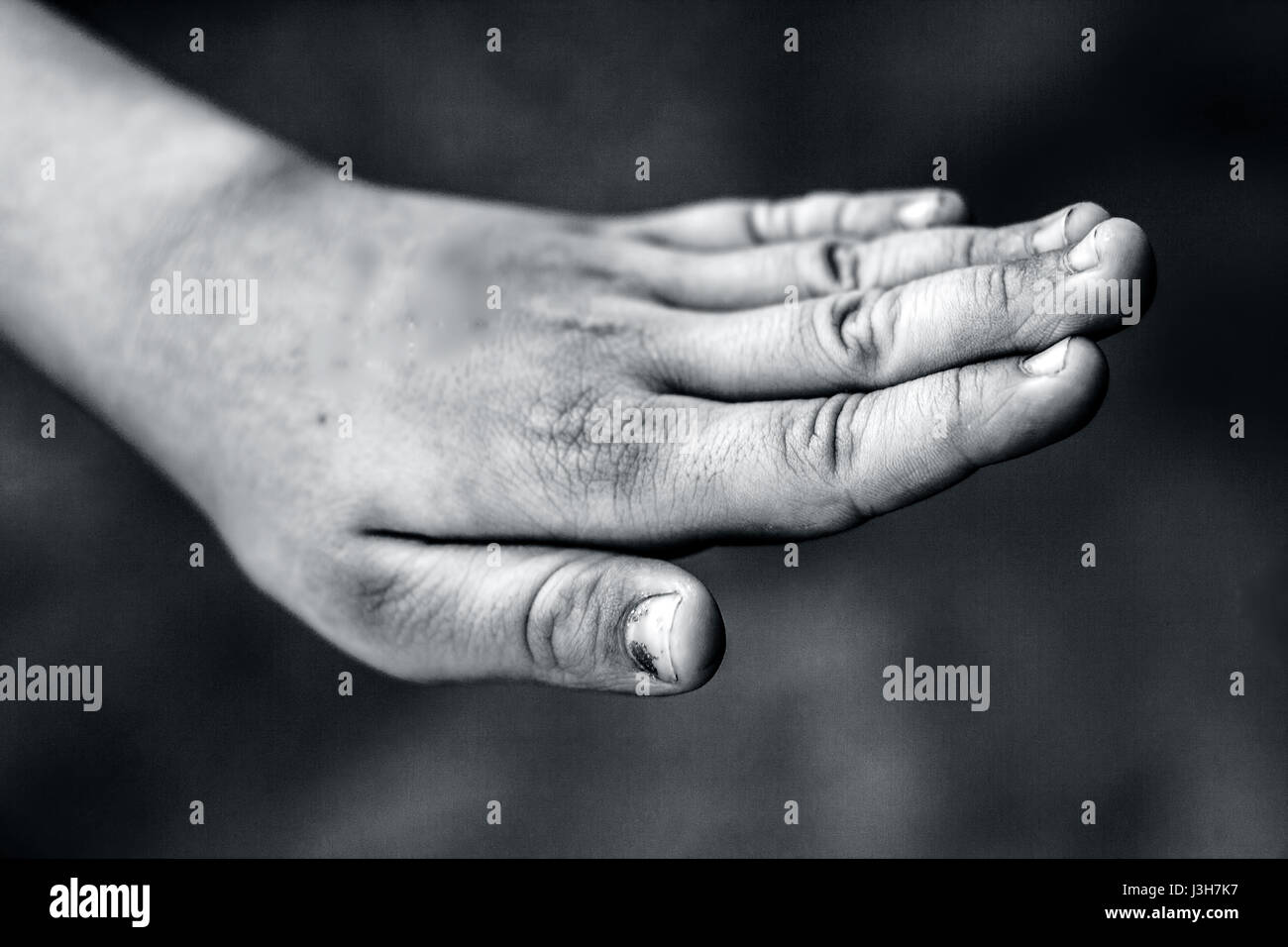 Un petit 5-7 ans kid montrant ses ongles. Banque D'Images