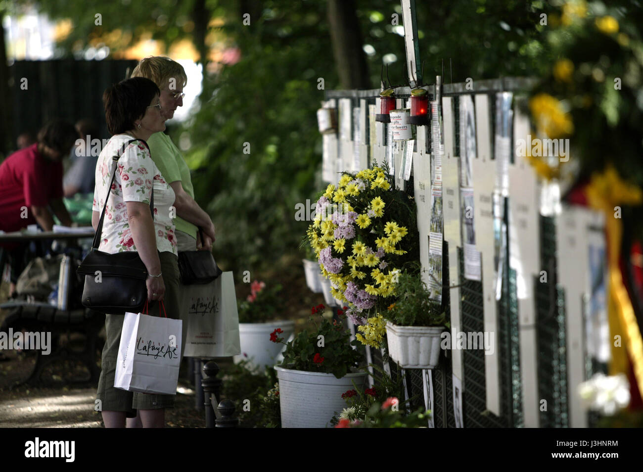 Stock Photo - Berlin, Allemagne.Les gens rendent hommage à un monument Crédit : Paul Velasco/ Alamy Banque D'Images