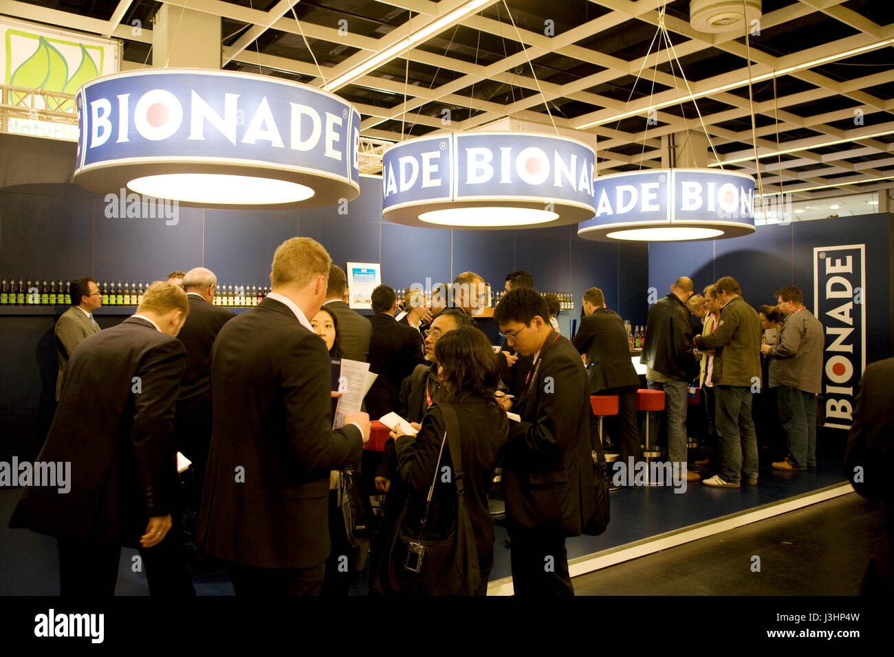 Allemagne, Cologne, l'ANUGA food et boissons salon au centre d'exposition dans le quartier de Deutz, décrochage de la société Bionade. Banque D'Images