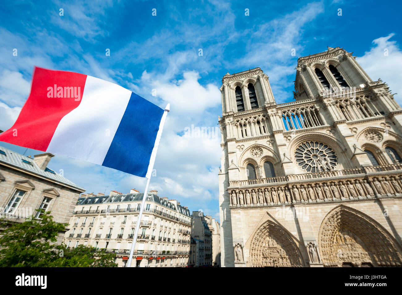 Drapeau français en face de la cathédrale Notre-Dame de Paris, France Banque D'Images