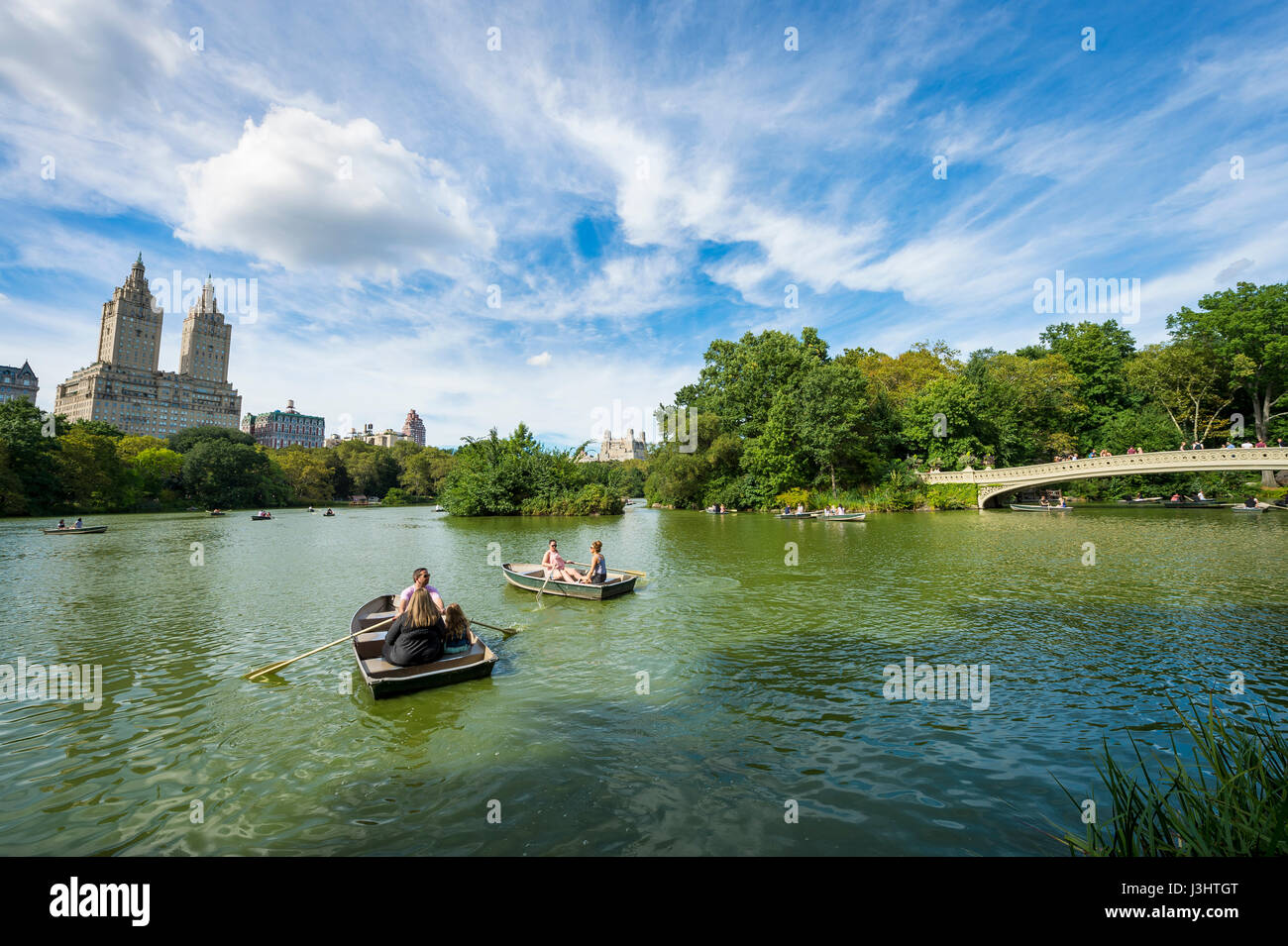 NEW YORK - 3 septembre 2016 : les touristes des bateaux de ligne pour apprécier la vue du célèbre pont bow et Central Park West skyline sur un après-midi d'été Banque D'Images