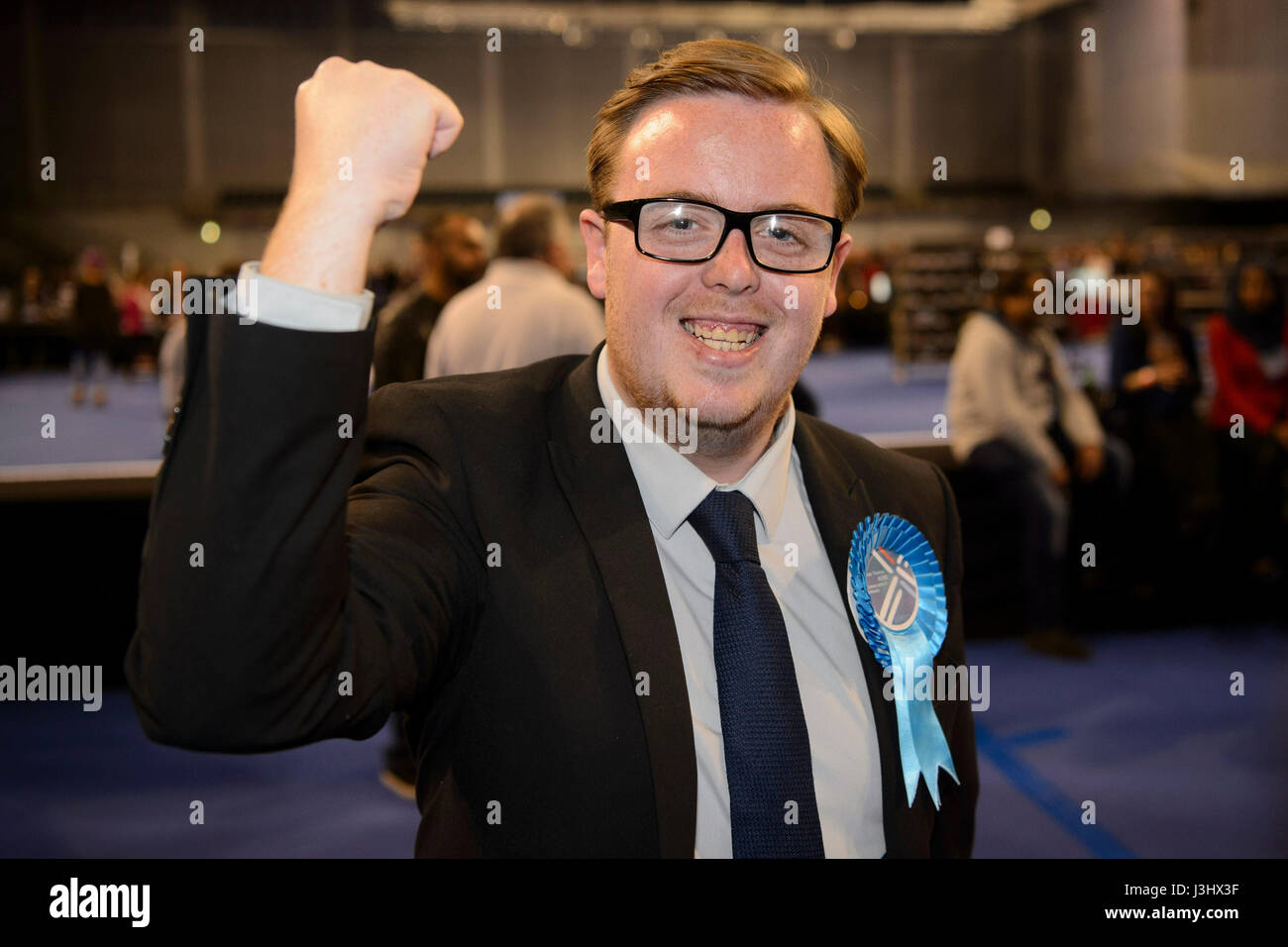 Candidat conservateur écossais Thomas Kerr est annoncé comme gagnant l'ancienne place forte du travail siège de Shettleston, Glasgow, comme les résultats des élections locales sont annoncés à l'Emirates Stadium à Glasgow. Banque D'Images