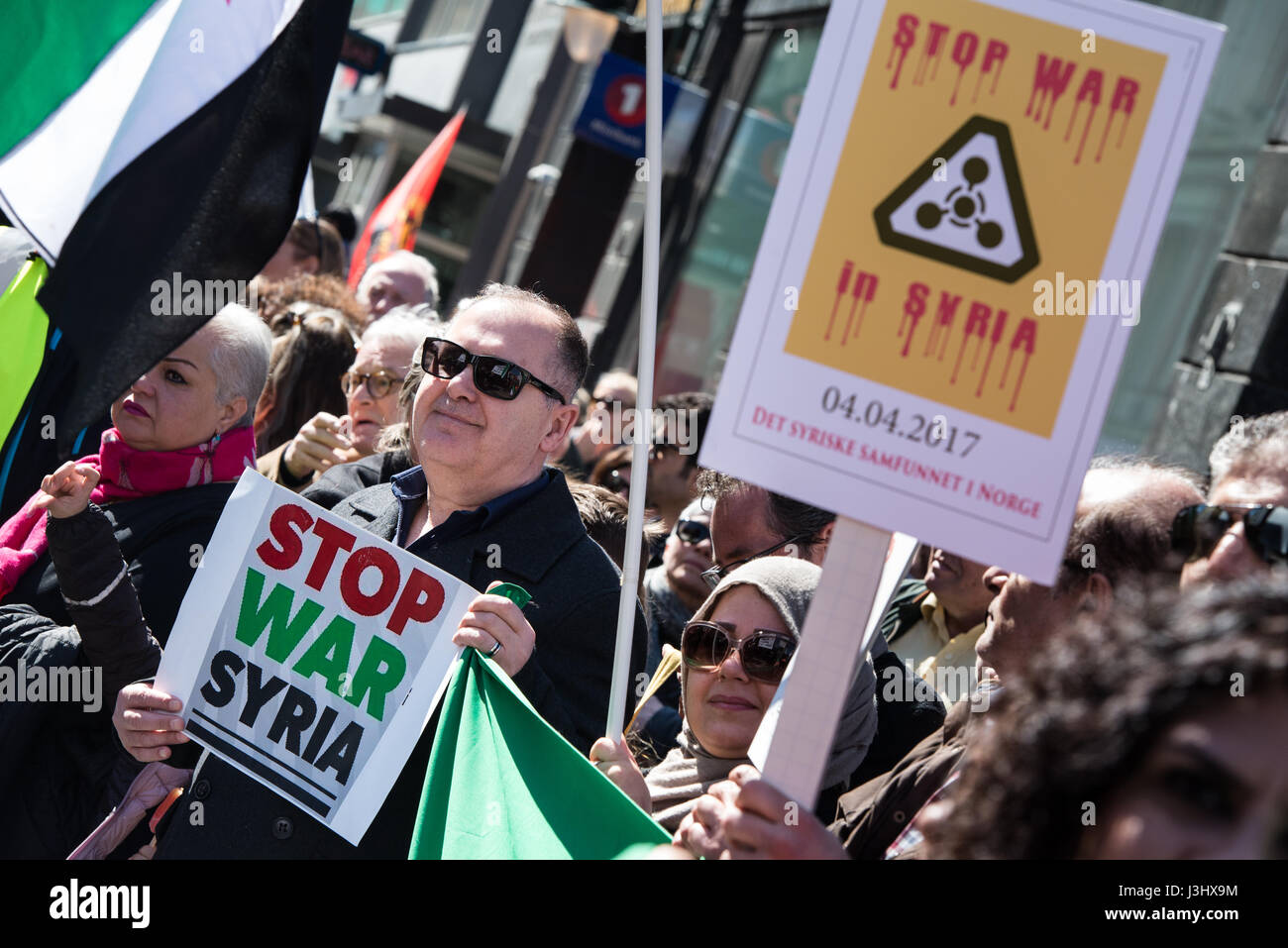 Maintenez les militants appelant des signes pour arrêter la guerre en Syrie au cours de la journée annuelle de mai mars à Oslo, Norvège, le 1 mai 2017. Banque D'Images