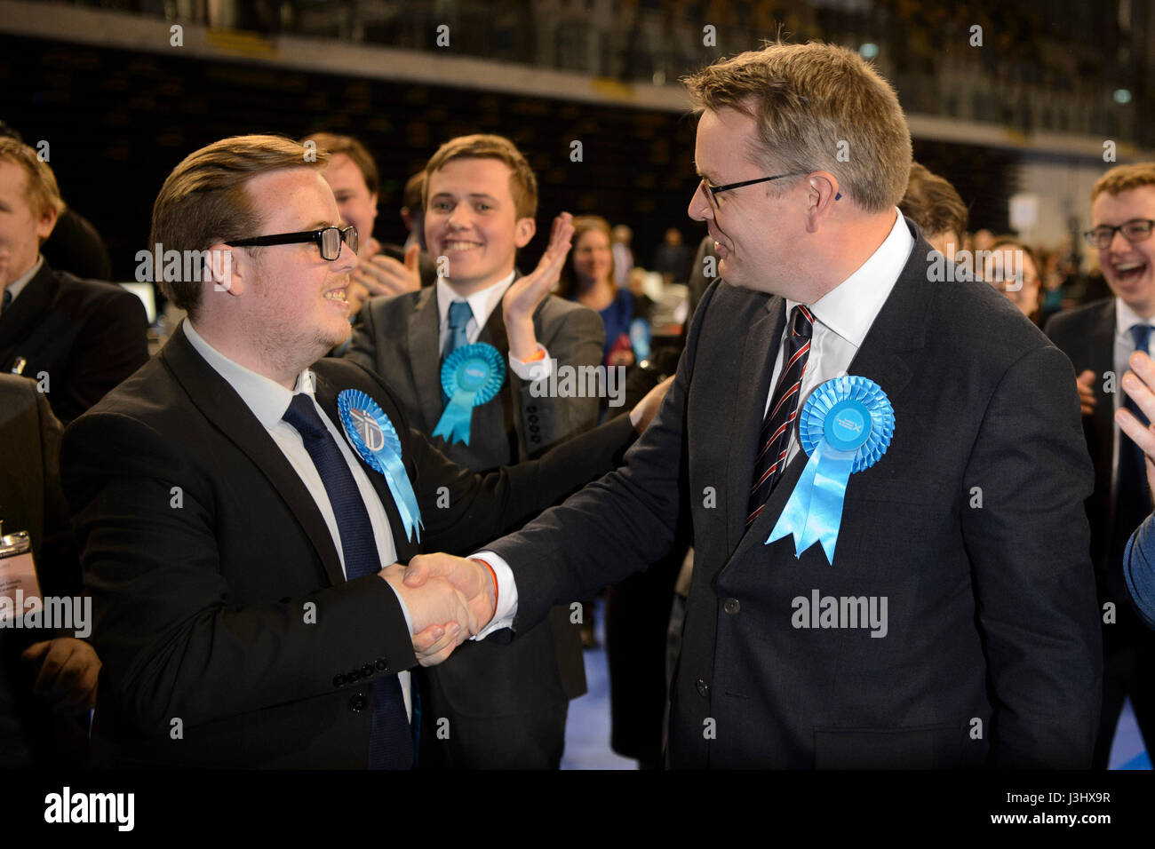 Candidat conservateur écossais Thomas Kerr (à gauche) est annoncé comme gagnant l'ancienne place forte du travail siège de Shettleston, Glasgow, comme les résultats des élections locales sont annoncés à l'Emirates Stadium à Glasgow. Banque D'Images