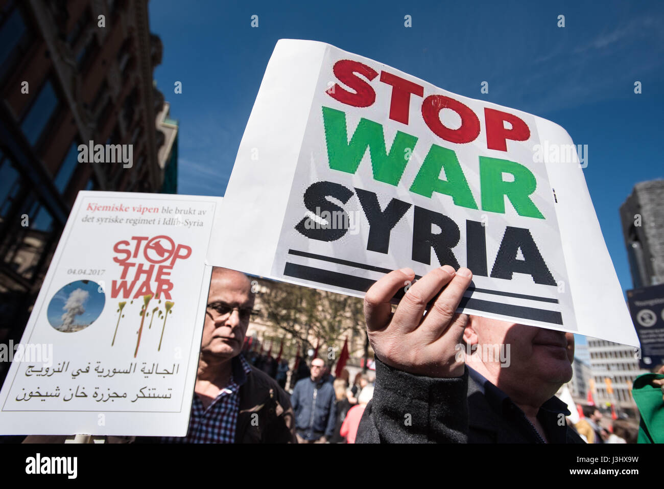 Maintenez les militants appelant des signes pour arrêter la guerre en Syrie au cours de la journée annuelle de mai mars à Oslo, Norvège, le 1 mai 2017. Banque D'Images