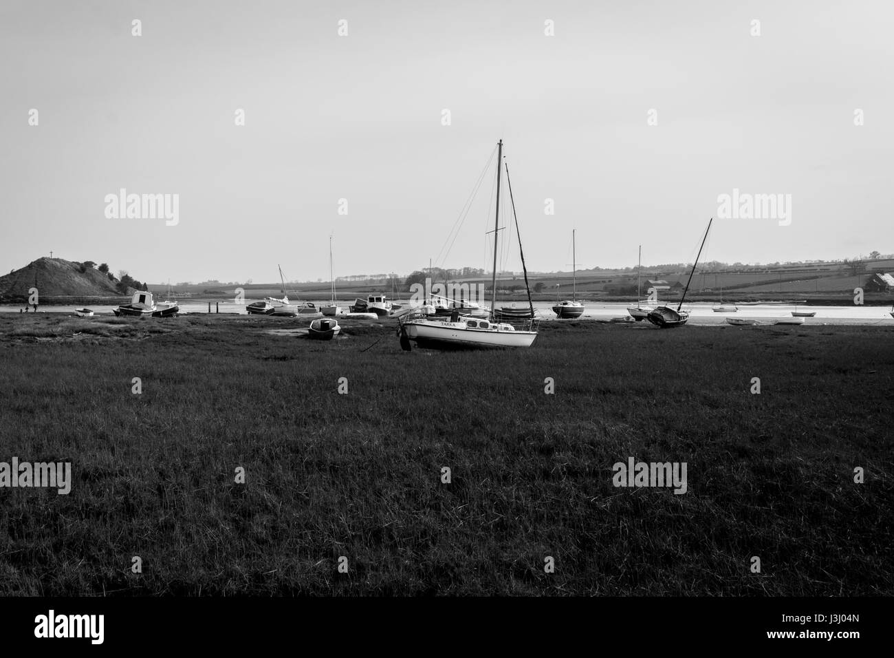 Paysage noir et blanc des bateaux de pêche amarrés sur l'ALN et de l'estuaire de la rivière. Banque D'Images