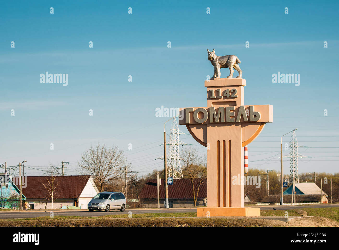 Gomel, Bélarus - Avril 9, 2017 : Stella avec nom de la ville de Gomel, la Date de création et la statue d'un Lynx - un symbole de la ville. Banque D'Images