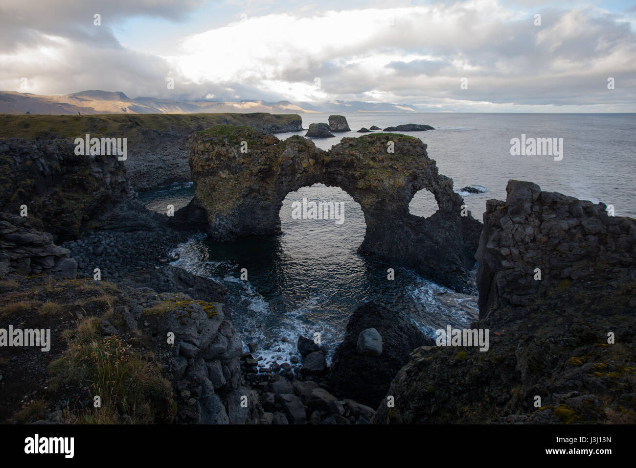 La nature difficile à une falaise en Islande. Les montagnes Rocheuses et le paysage magnifique. Les roches. Banque D'Images