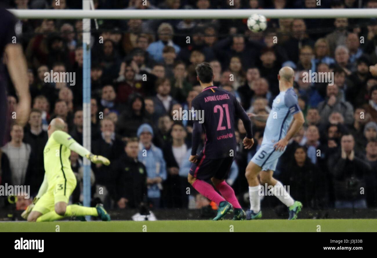 ANDRE GOMES SHOT HITS BAR V Manchester City FC BARCELON ETIHAD STADIUM MANCHESTER EN ANGLETERRE 01 Novembre 2016 Banque D'Images