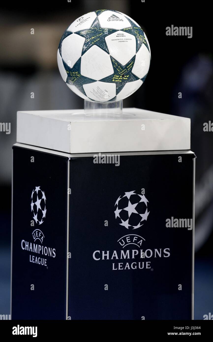 Ligue des champions ADIDAS OFFICI V MANCHESTER CITY V Manchester City FC BARCELON ETIHAD STADIUM MANCHESTER EN ANGLETERRE 01 Novembre Banque D'Images