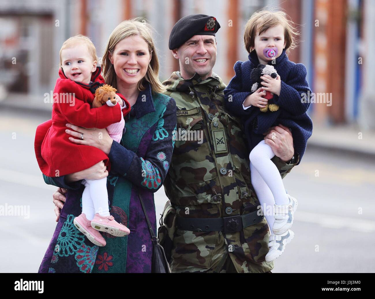 Comdt Murtagh Brennan, de Tipperary, avec sa femme Theresa et filles Caoimhe,1, (à gauche) et Saoirse, 2, à la caserne Custume, Athlone, à la suite d'un examen du 110e Bataillon d'infanterie de l'avant de leur déploiement de six mois dans le sud du Liban dans le cadre de la Force intérimaire des Nations Unies au Liban (FINUL). Banque D'Images