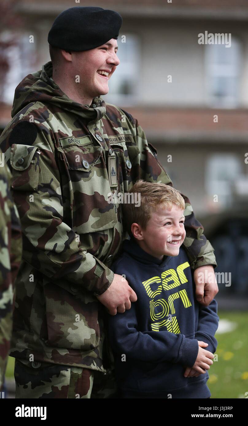 Daniel privé Bradley avec son frère Jay Dolan, 8, à la caserne Custume, Athlone, à la suite d'un examen du 110e Bataillon d'infanterie de l'avant de leur déploiement de six mois dans le sud du Liban dans le cadre de la Force intérimaire des Nations Unies au Liban (FINUL). Banque D'Images