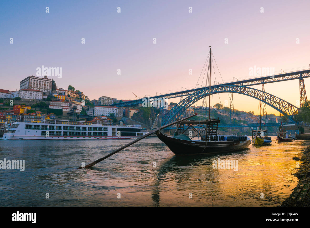 Croisière Porto Portugal, vue à l'aube d'un bateau de croisière touristique naviguant le long du fleuve Douro dans le centre de la ville de Porto, Portugal. Banque D'Images