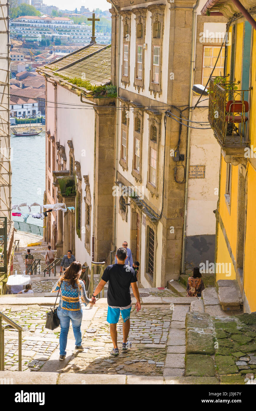 La vieille ville de Porto Portugal, vue arrière d'un jeune couple explorant la vieille ville derrière le quartier de Ribeira dans le centre de Porto, Porto, Portugal Banque D'Images