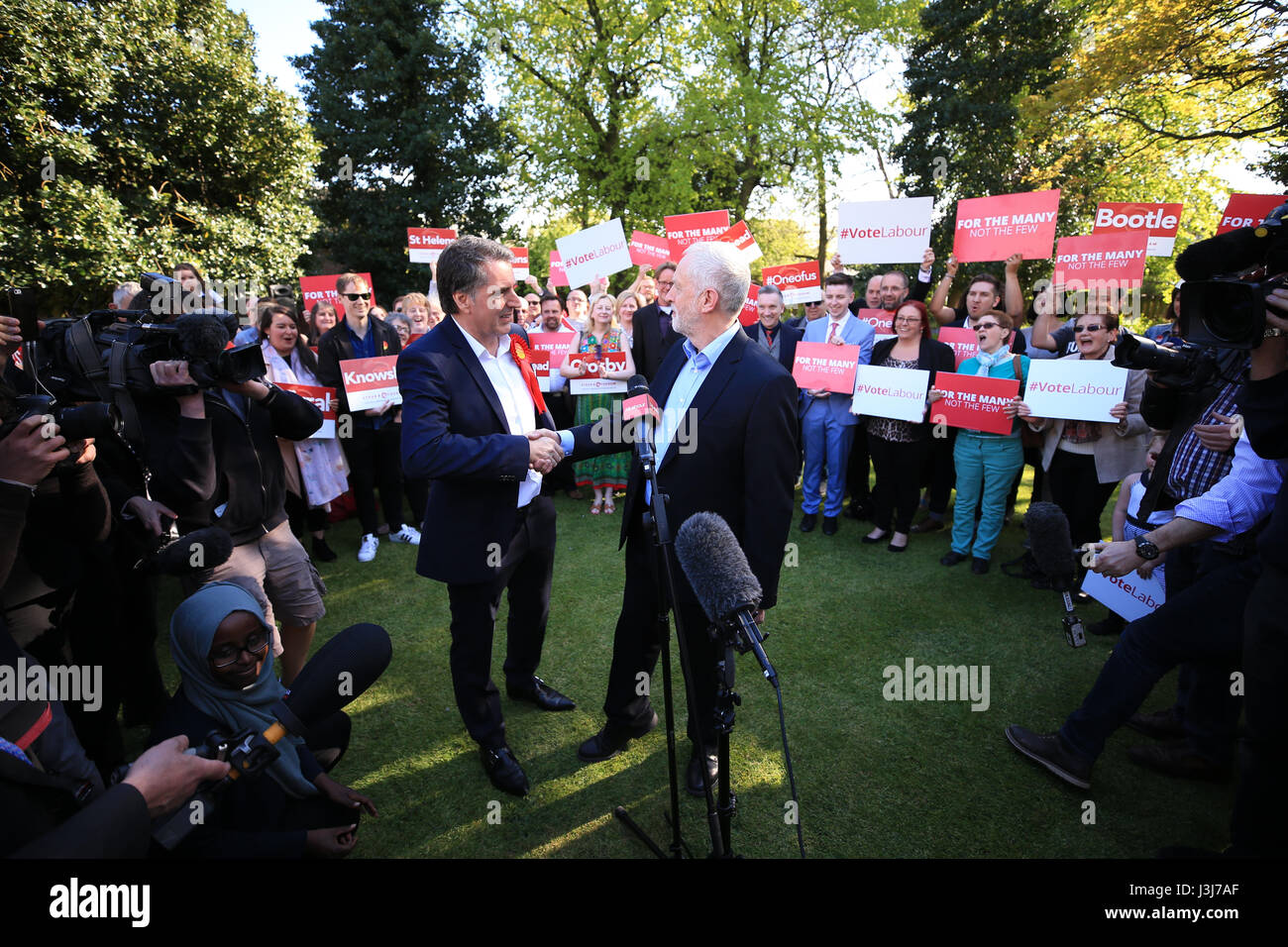 Leader du travail à Liverpool Jeremy Corbyn Steve Rotheram réunion, après qu'il a été élu à la région de la ville de Liverpool metro maire. Banque D'Images