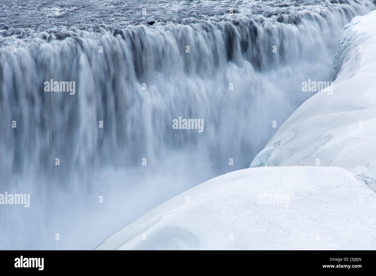 Sur le Dettifoss Jökulsá á Fjöllum river en hiver le plus puissant d'Europe, cascade dans le parc national du Vatnajökull, dans le nord-est de l'Islande Banque D'Images