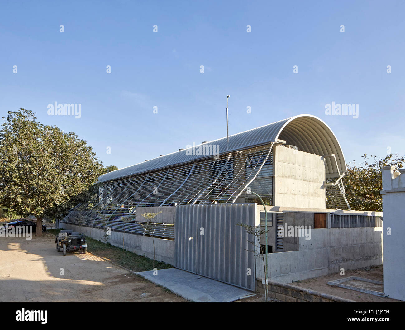 Vue extérieure côté rue. Le Pool Studio de Matharoo Associates, Ahmedabad, Inde. Architecte : Matharoo Associates, 2016. Banque D'Images